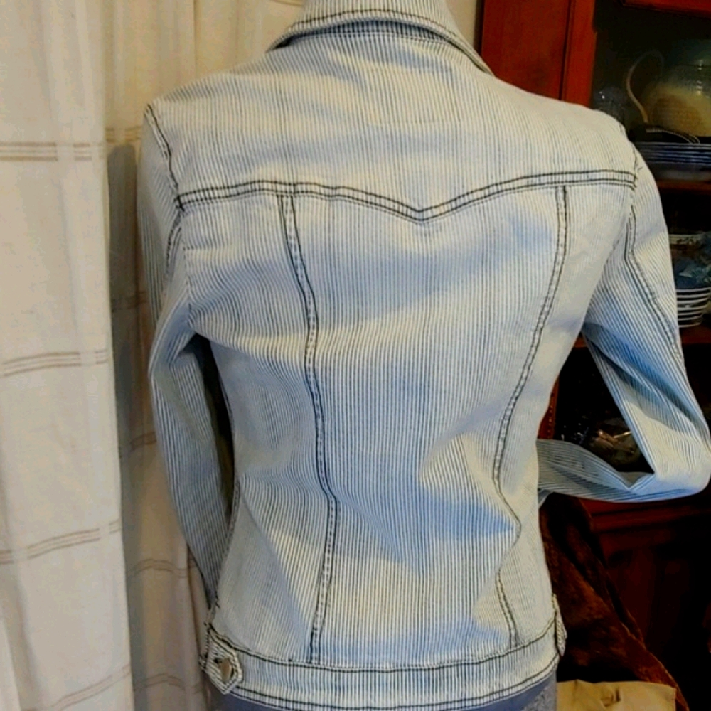 ❤H.P.❤Pin Stripe Guess Jean Jacket - Picture 2 of 5